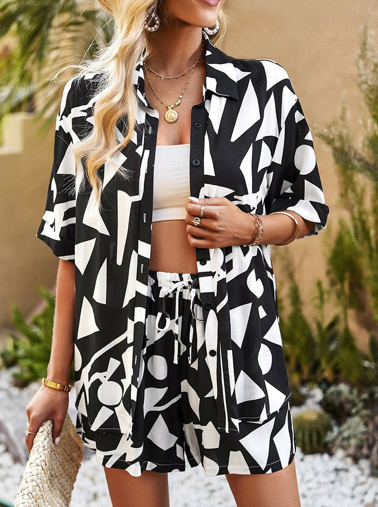 Zweiteiliges Shorts-Set mit geometrischem Muster in Weiß und Schwarz
