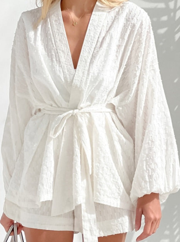 Zweiteiliges Set aus weißem Jacquard-Bademantel mit V-Ausschnitt