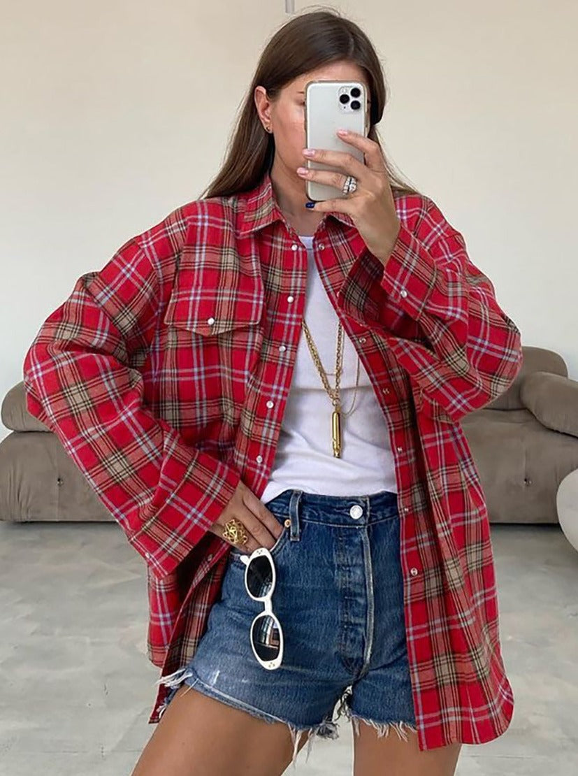 Lockere, rot karierte Button-Down-Jacke