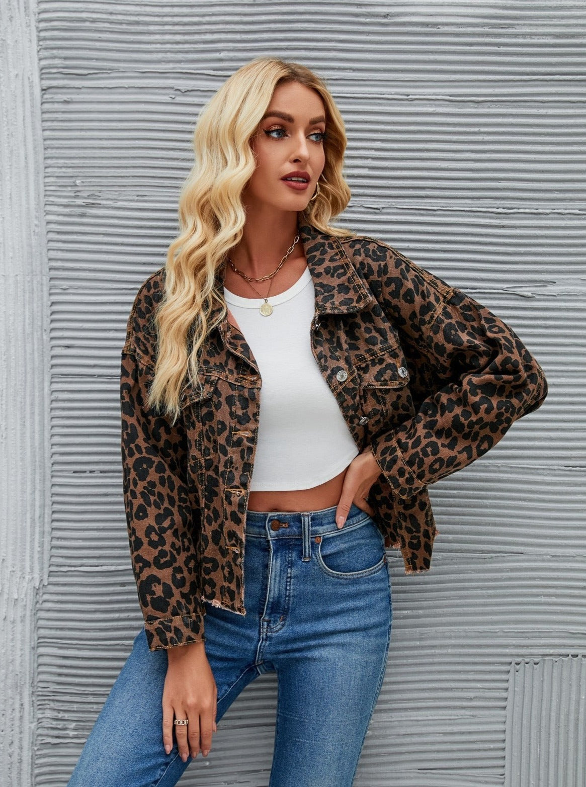 Lässige kurze Jeansjacke mit Leopardenmuster