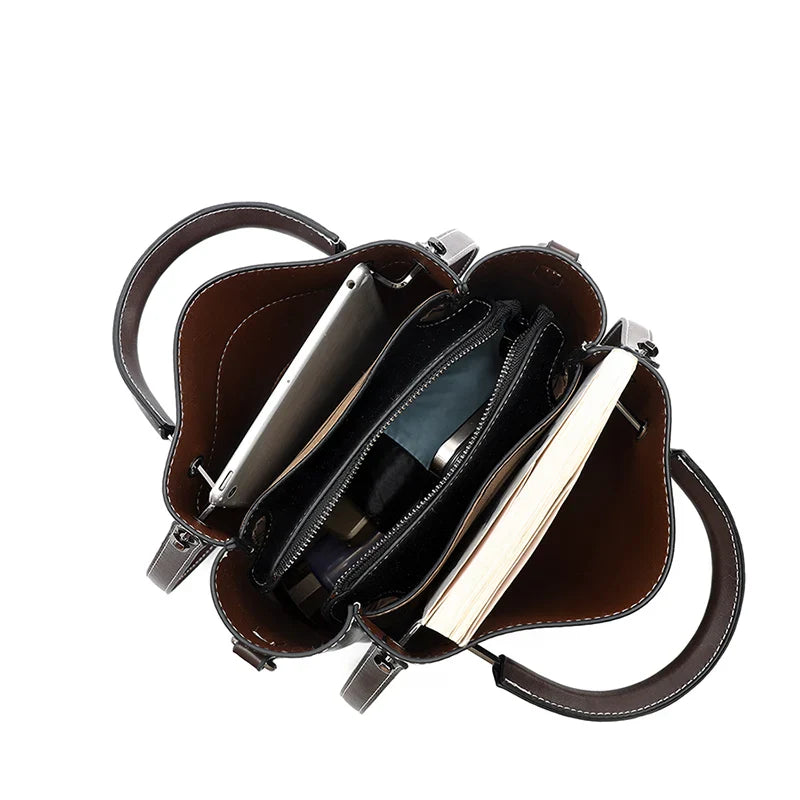 Klein™ | Klassische Handtasche mit geprägtem Logopatch
