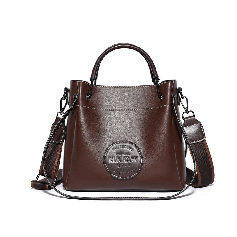 Klein™ | Klassische Handtasche mit geprägtem Logopatch