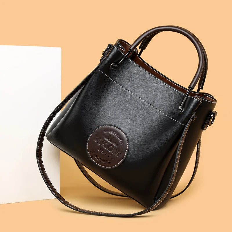 Klein™ | Klassische Handtasche mit geprägtem Logopatch