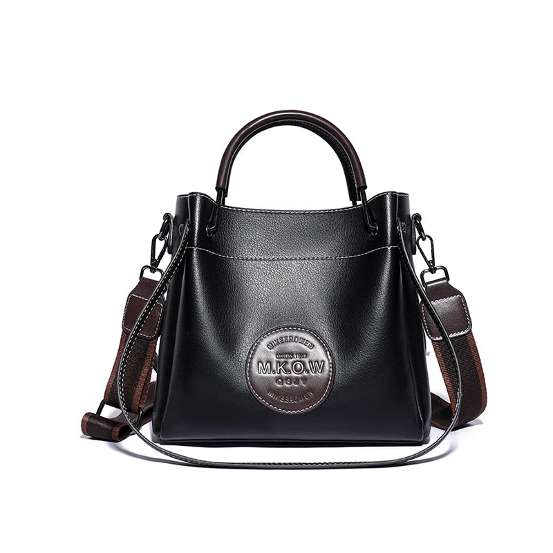 Klein™ | Klassische Handtasche mit geprägtem Logopatch