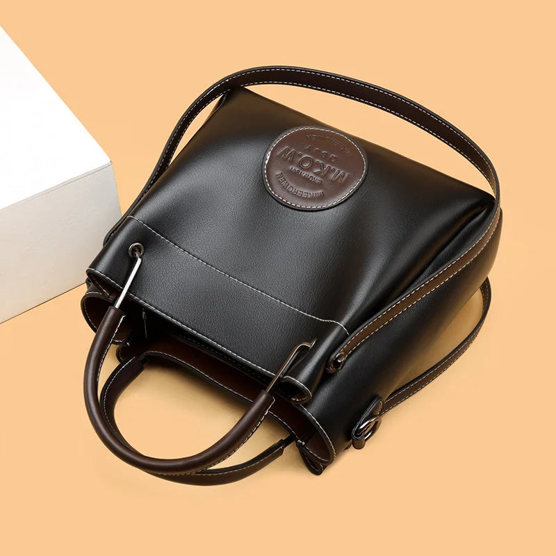 Klein™ | Klassische Handtasche mit geprägtem Logopatch