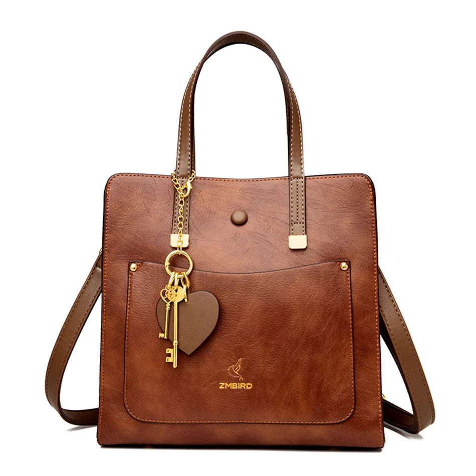 Xoe™ | Zeitlose Ledertasche mit goldenem Charm-Accessoire