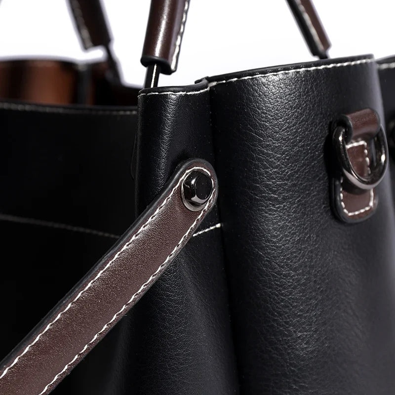 Klein™ | Klassische Handtasche mit geprägtem Logopatch