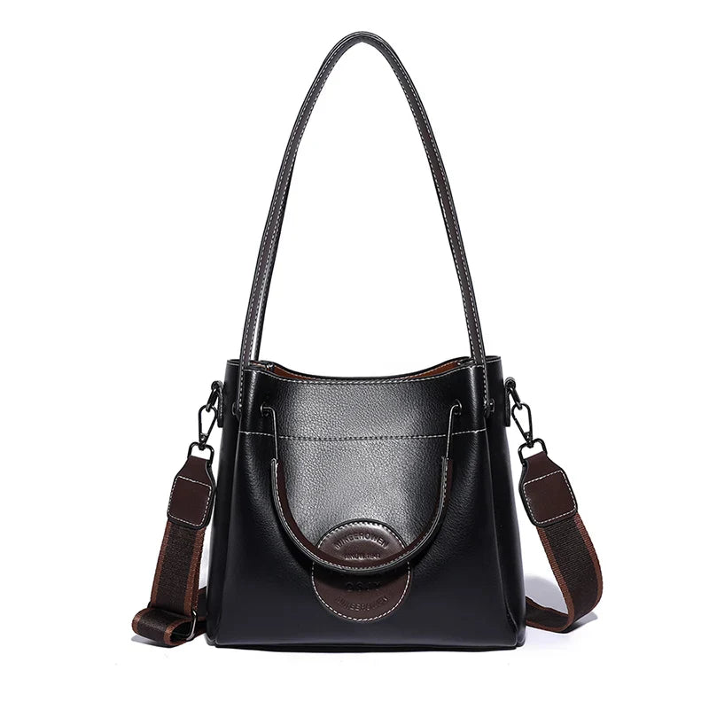 Klein™ | Klassische Handtasche mit geprägtem Logopatch