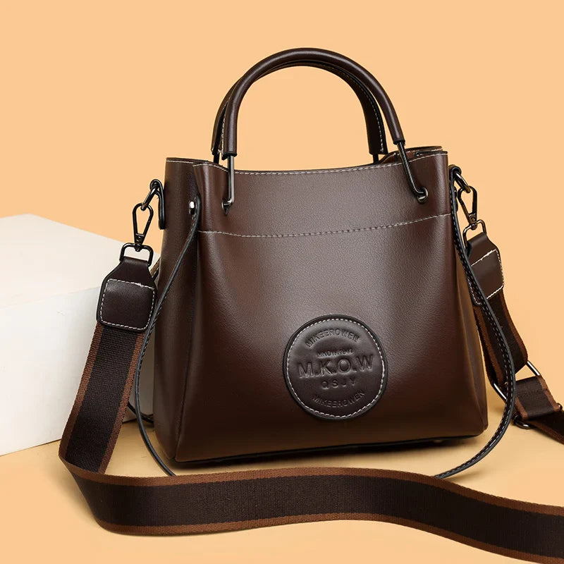 Klein™ | Klassische Handtasche mit geprägtem Logopatch