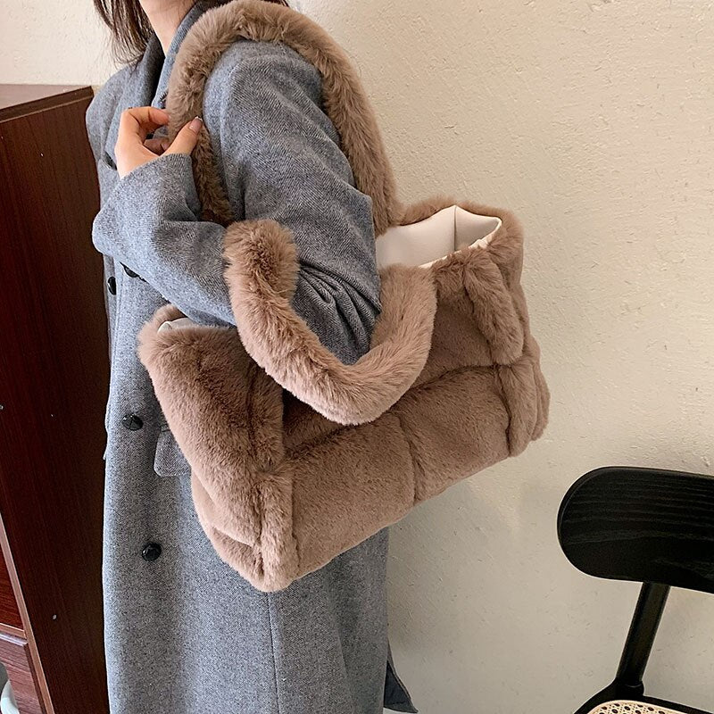Schicke Plüsch-Handtasche Für Gemütlichen Winterstil Für Frauen