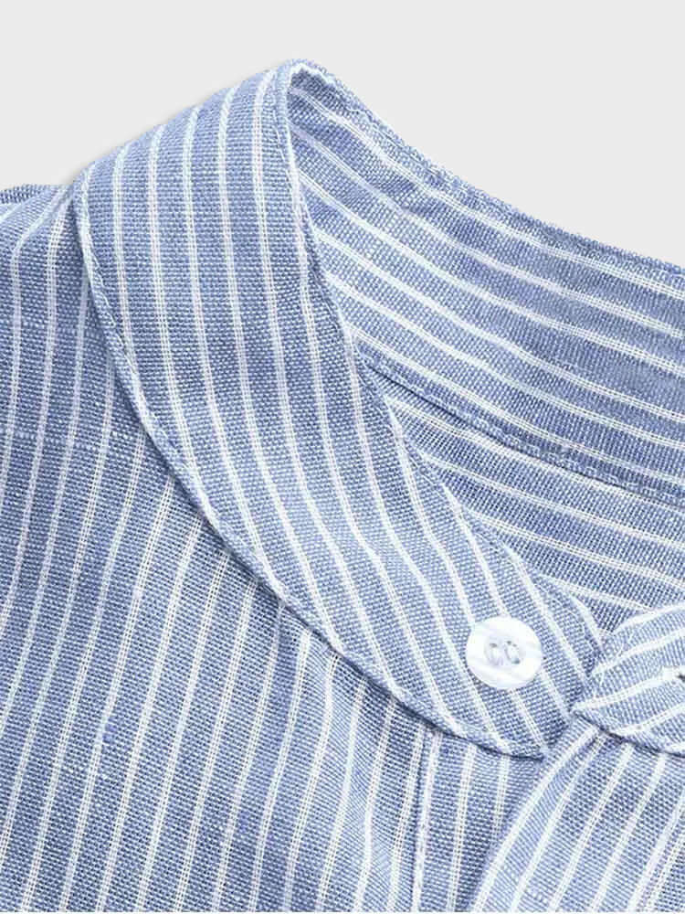 Hellblaue Herrenbluse mit Knöpfen
