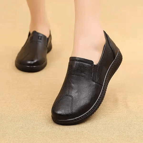 Weit geschnittene Damenschuhe aus Echtleder