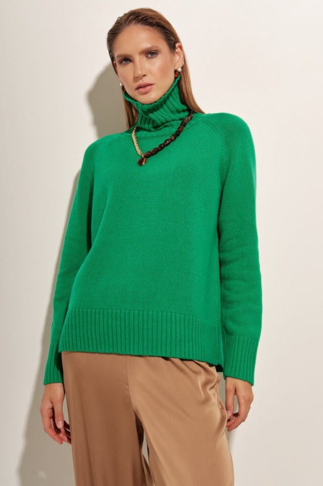 Winterlicher Rollkragenpullover mit Gürtel